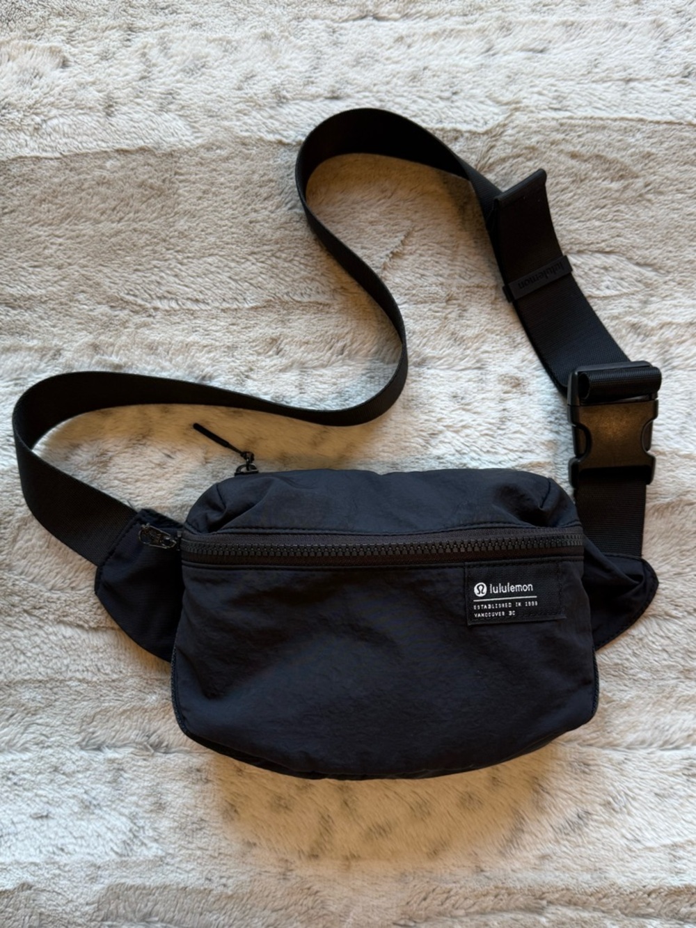 LULULEMON Clean Lines Belt Bag 2L in Black - Picture 5 of 16